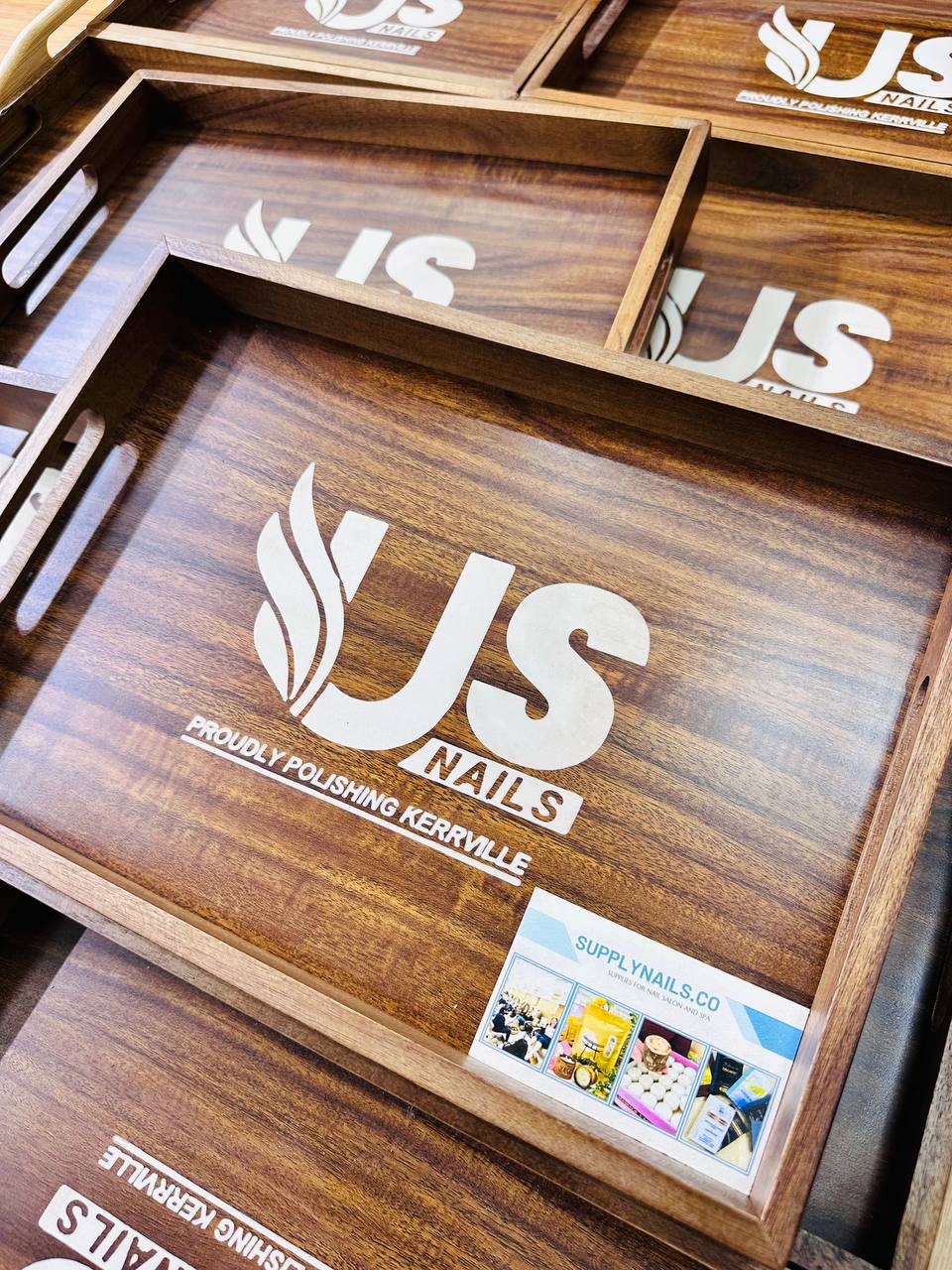 KHAY GỖ KHẮC LOGO CHO TIỆM NAILS