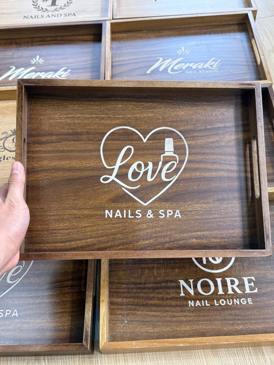 KHAY GỖ KHẮC LOGO CHO TIỆM NAILS