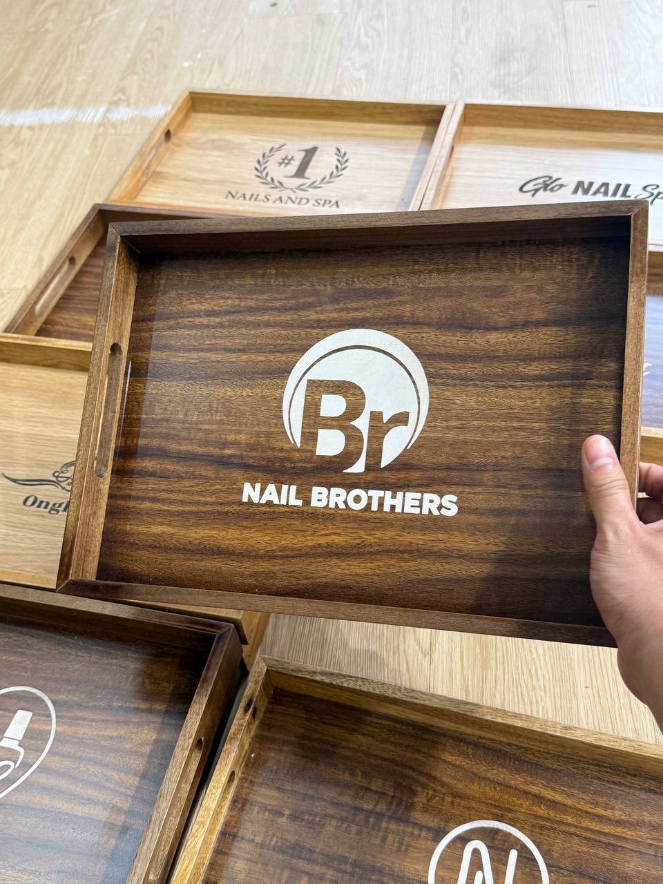 KHAY GỖ KHẮC LOGO CHO TIỆM NAILS