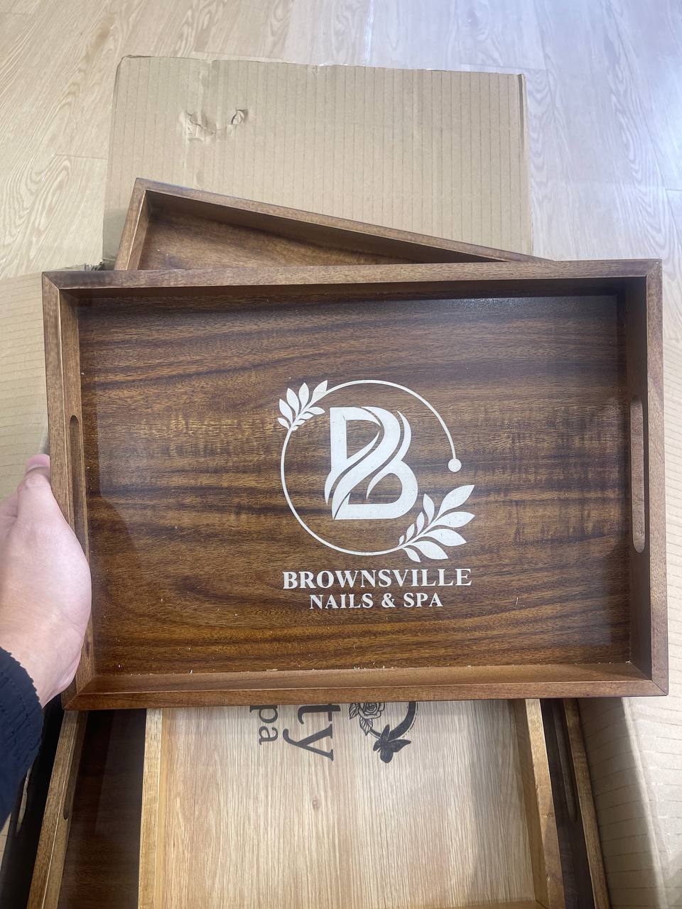 KHAY GỖ KHẮC LOGO CHO TIỆM NAILS