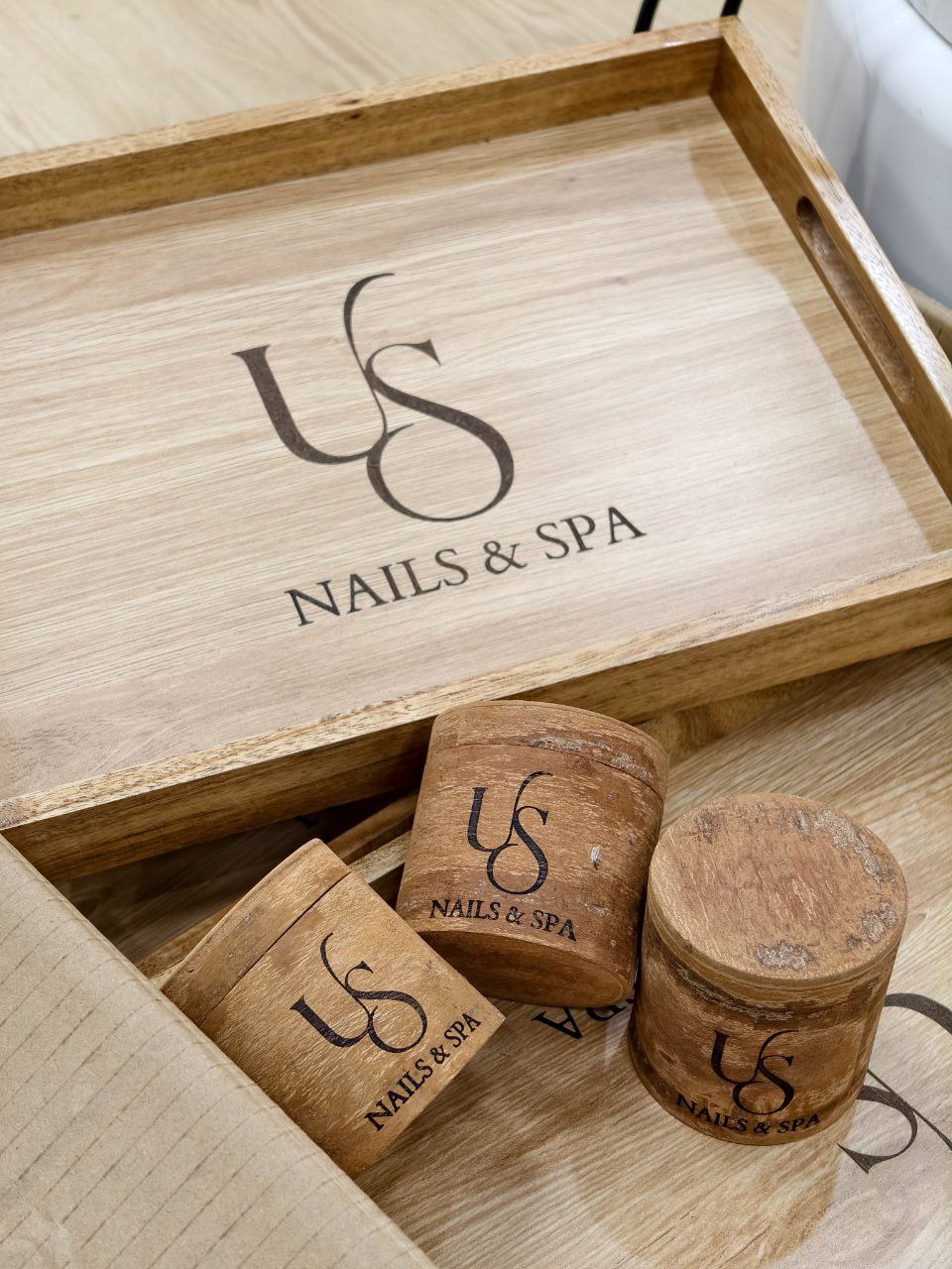 KHAY GỖ KHẮC LOGO CHO TIỆM NAILS